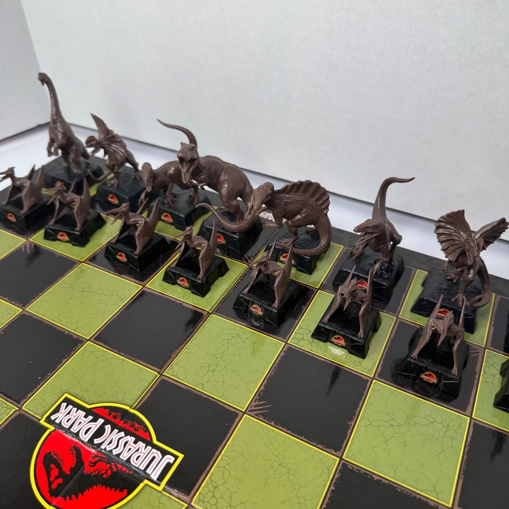 Jurassic Park Chess Set Noble Collection Dinosaur Board Game Ages 7+ COMPLETE - Picture 9 of 12